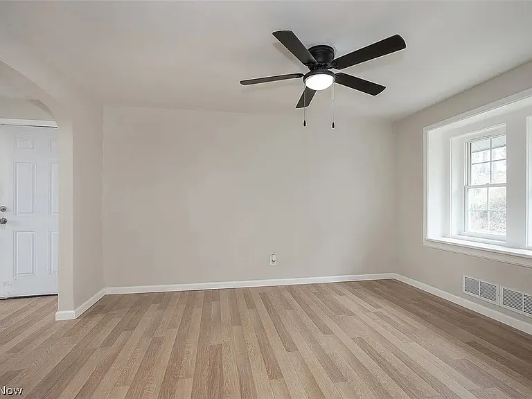 1184 Niagara Ave — Photo 6
