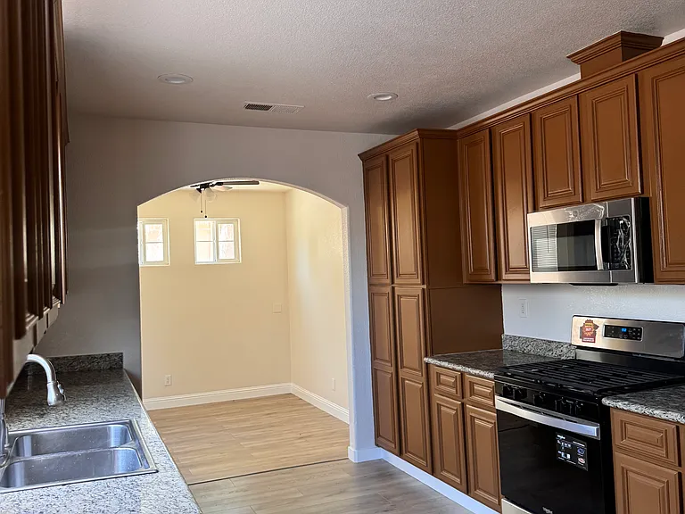 22519 S 6th St — Photo 2