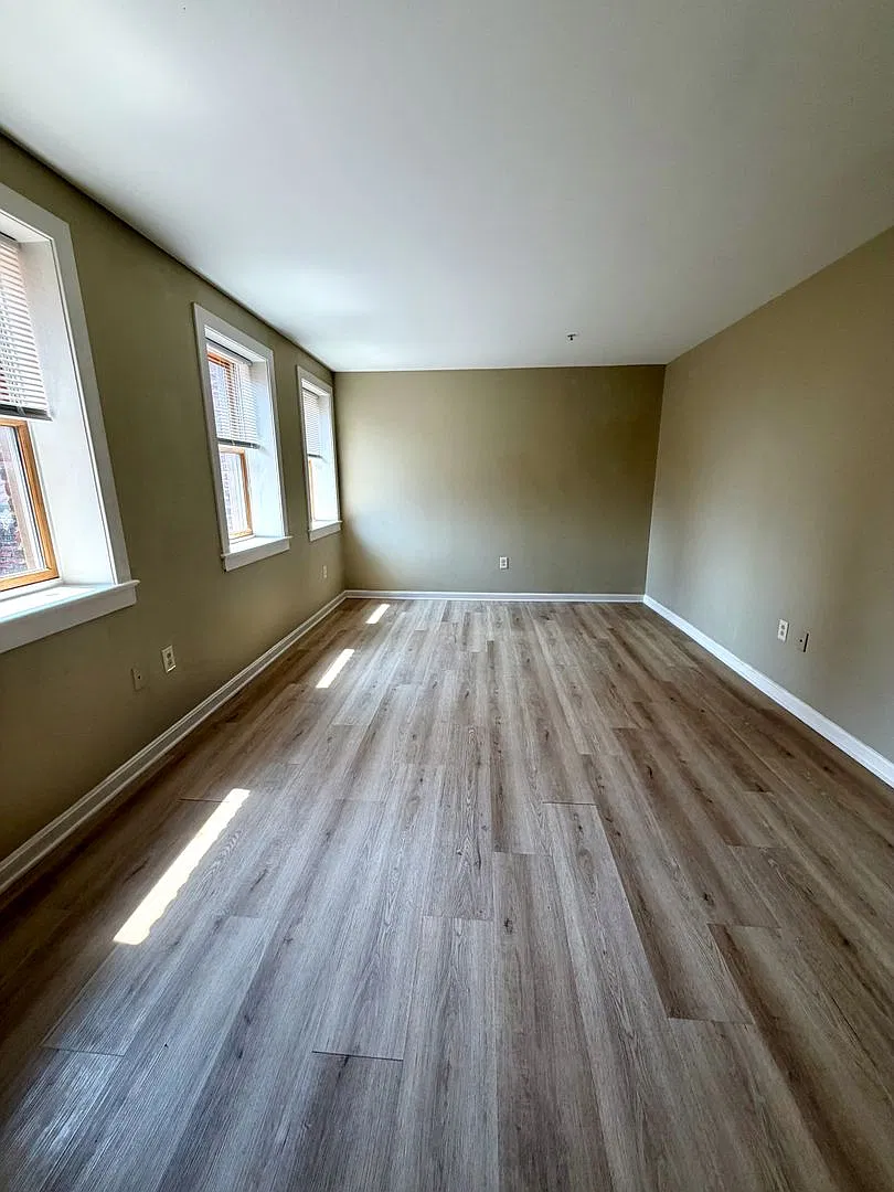 Astor Court Apartments — Photo 2