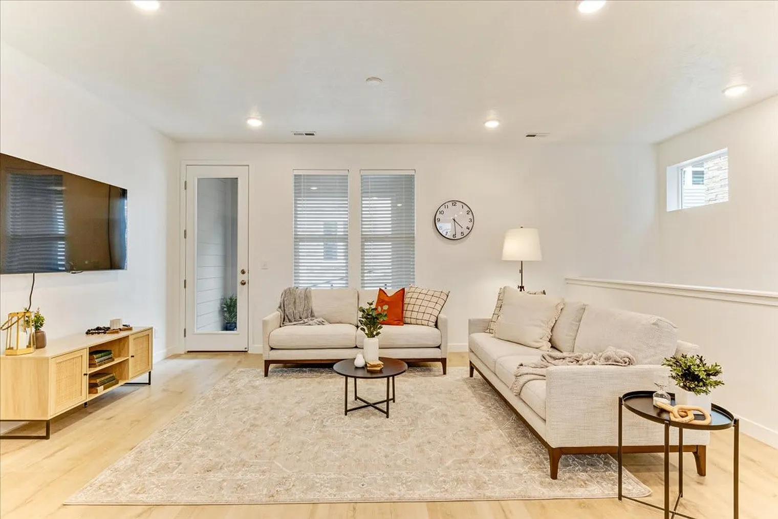 4 bed, 3.0 bath, 742 sqft, $6,849 — Photo 1