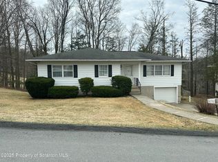 410 Barbara Dr, Roaring Brook Twp, PA 18444