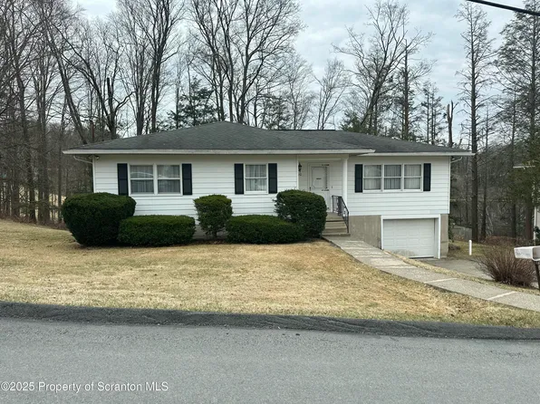 410 Barbara Dr, Roaring Brook Twp, PA 18444