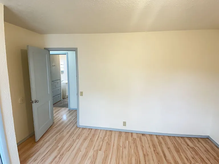 577 NW T St — Photo 14