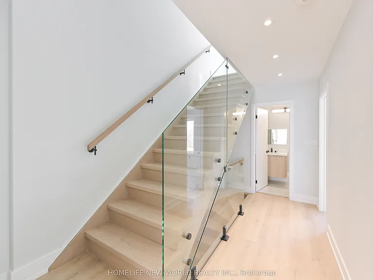 997 Dufferin St #UPPER — Photo 17