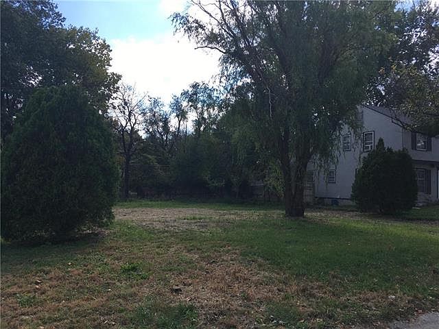 2nd image of 431 E 80th Ter