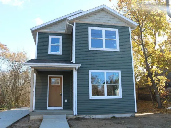 92 N State St, Sparta, MI 49345