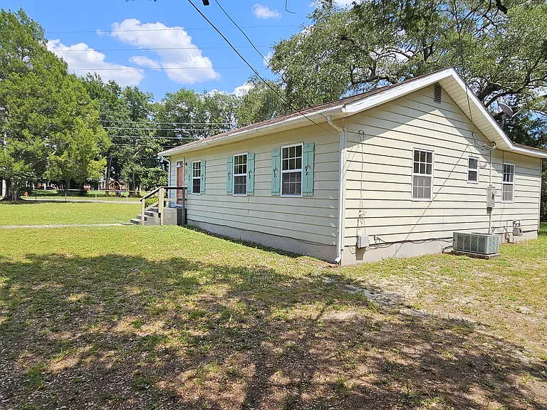 725 Powell Dr — Photo 3