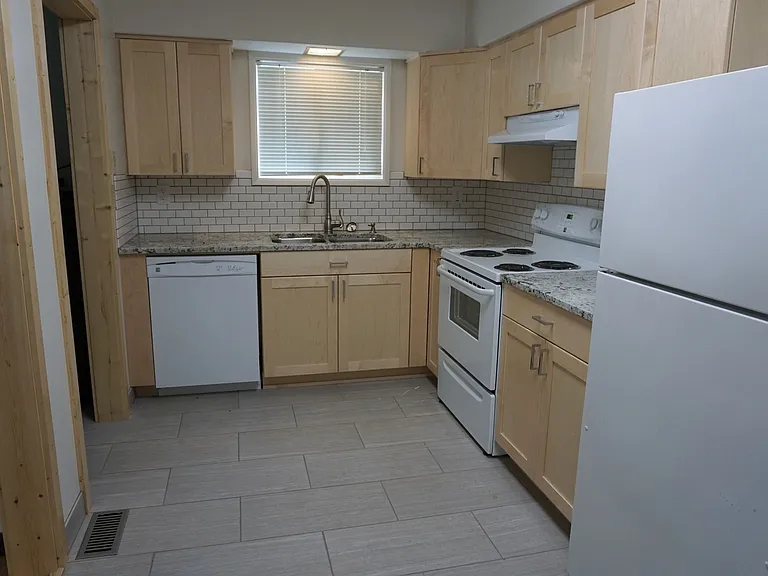 2906 Geary St SE — Photo 2