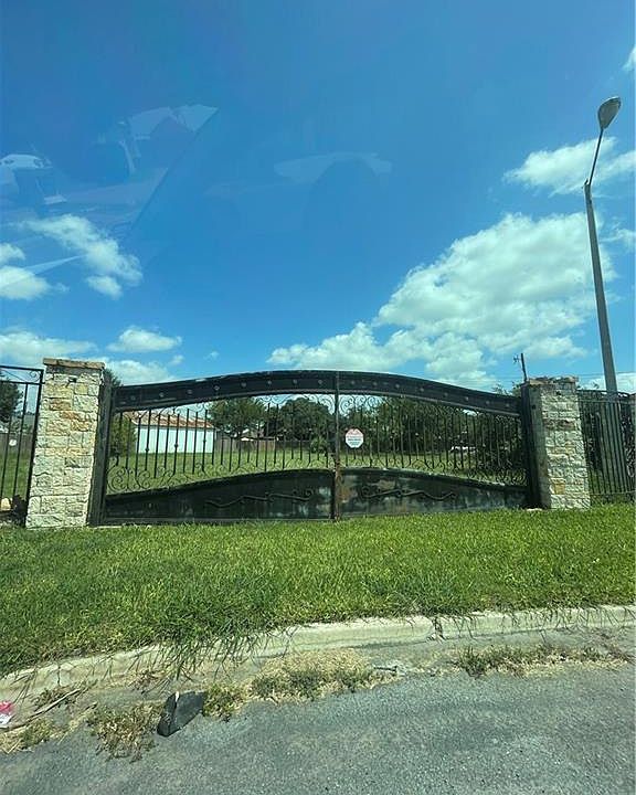 2nd image of 1421 Granada Cir