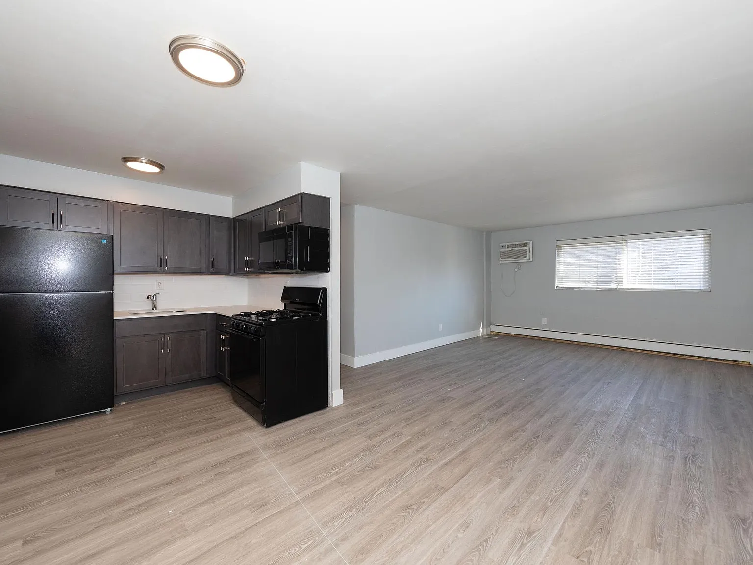 Wayne Court Apartments — Photo 2