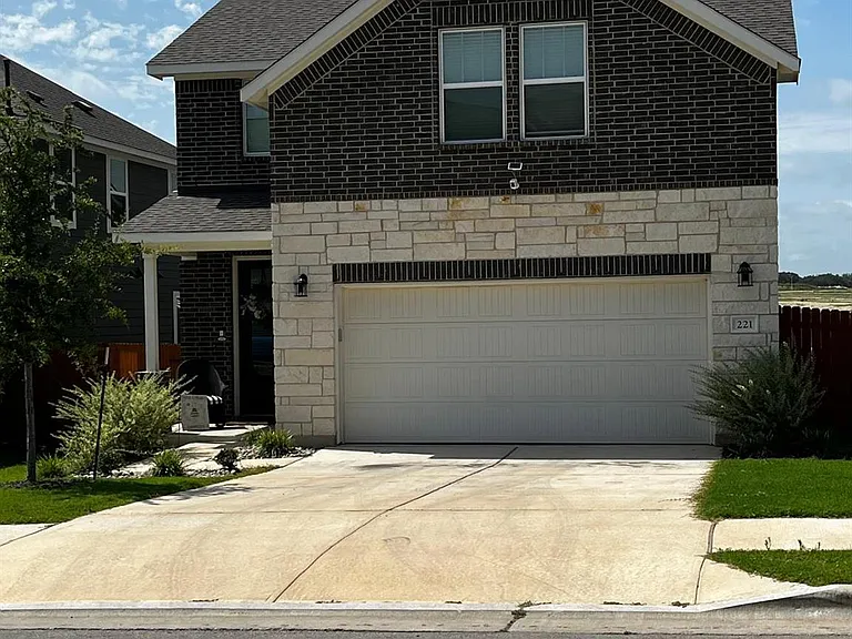221 Travis Ln — Photo 2