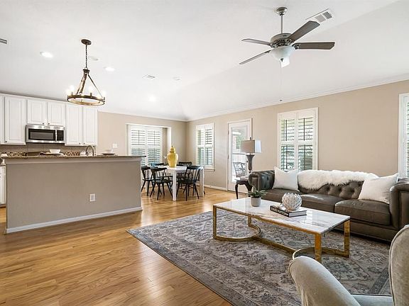 4th image of 179 Knollbrook Cir
