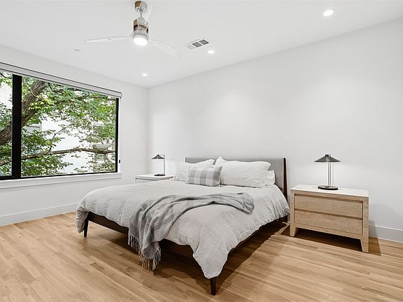 5th image of 2633 Reagan St #105