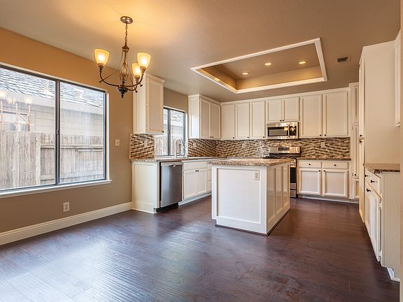 4th image of 401 Halliford Ct