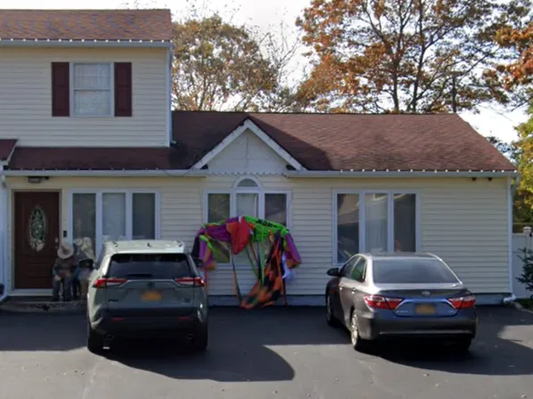 42 Niewood Dr, Ridge, NY 11961