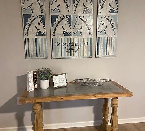 Entry table area. This can also be used as a desk