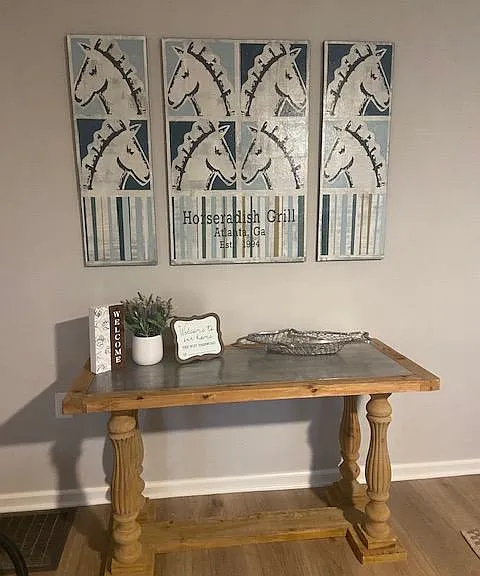 Entry table area. This can also be used as a desk