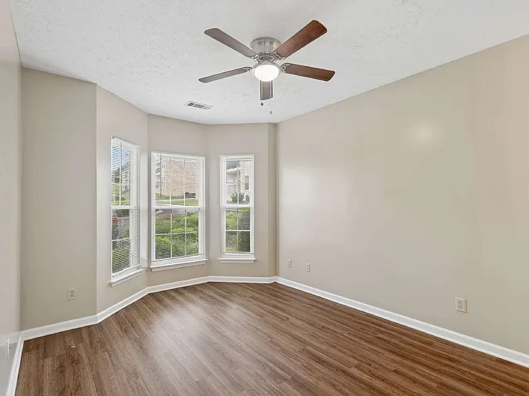 501 Churchill Xing — Photo 14