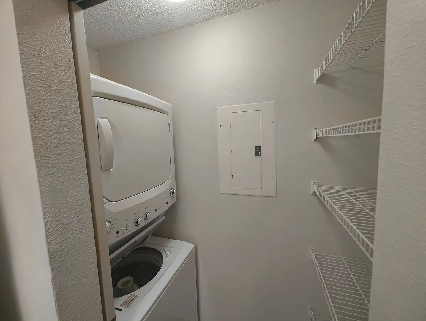 Spacious 3BR/2BA in Mililani - Available Now! — Photo 2