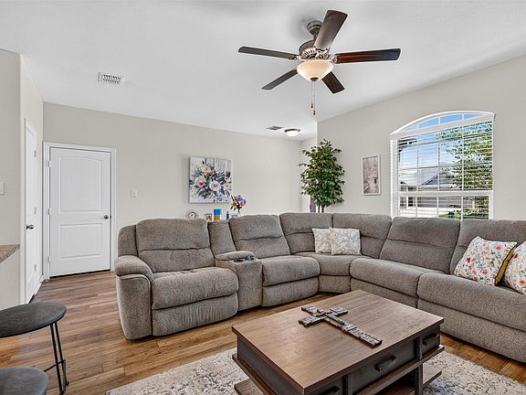 2nd image of 809 Spruce Ln