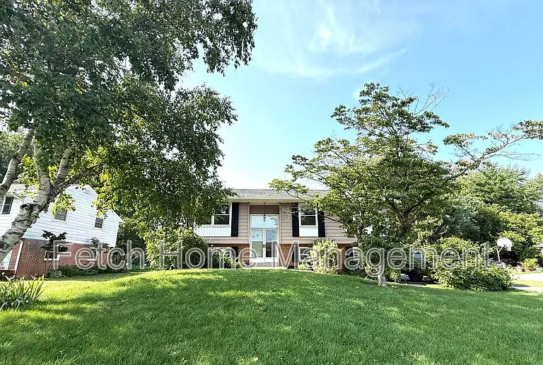 417 Surrey Dr — Photo 2