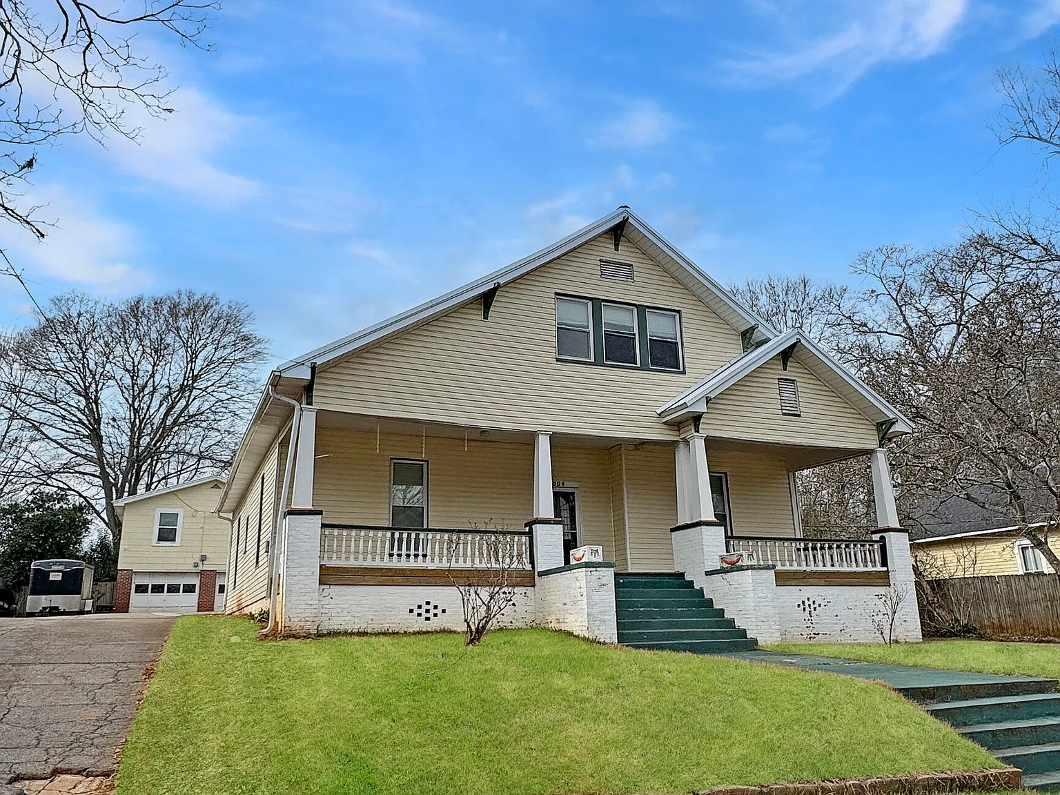 5 bed, 2.0 bath, 2772 sqft, $1,600 — Photo 3