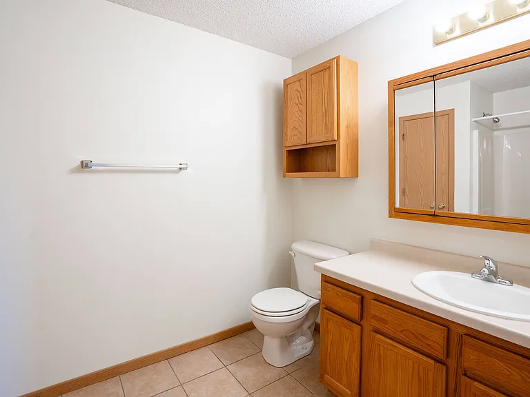 Bismarck, ND Sierra Ridge Apartments | 32C | Bathroom