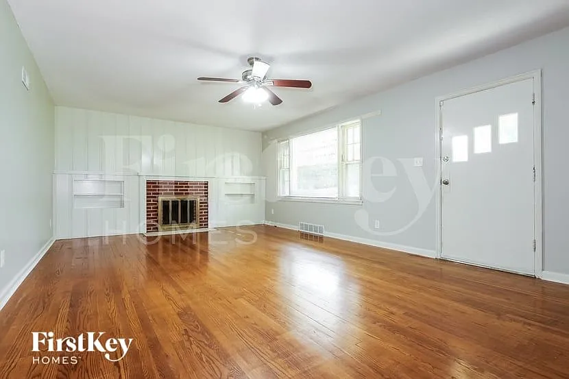 4 bed, 2.0 bath, 1616 sqft, $1,920 — Photo 2