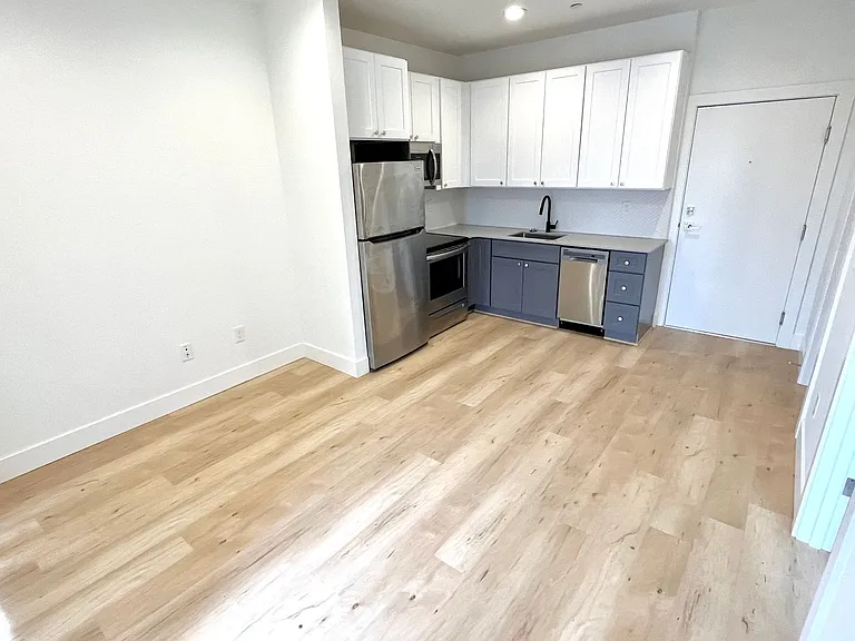 4415 SE 61st Ave — Photo 5