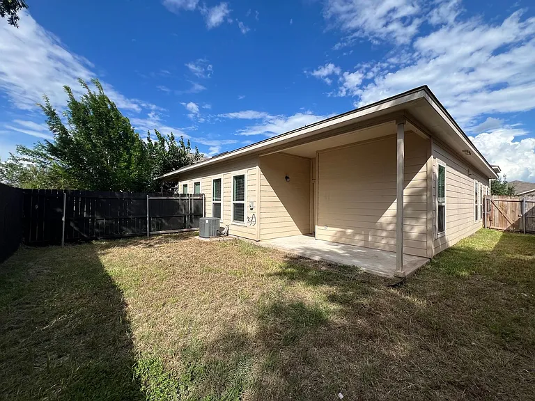 2243 Avery Vlg — Photo 21