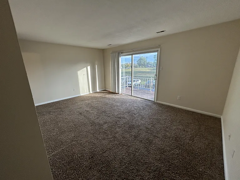 103 N Edgewood Dr — Photo 2