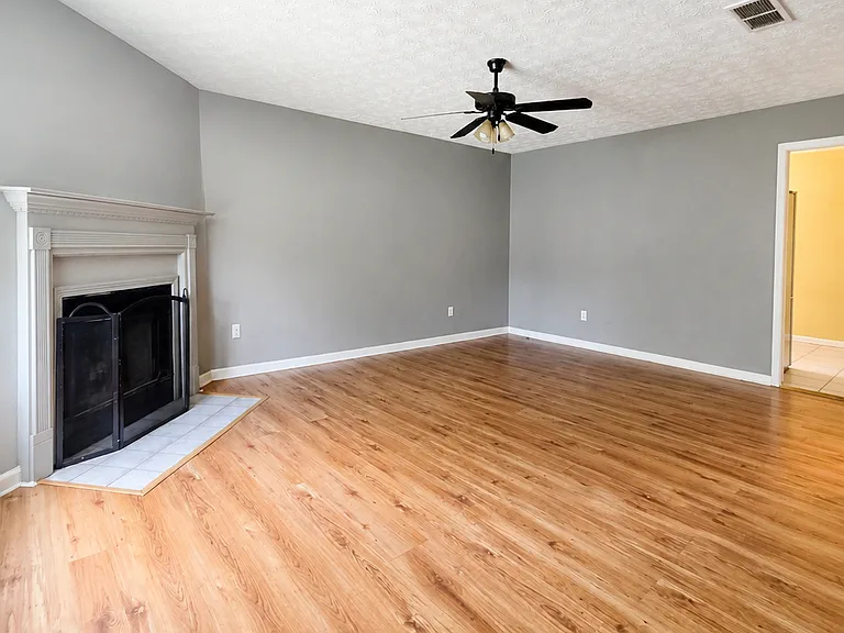 314 Country Club Dr — Photo 3