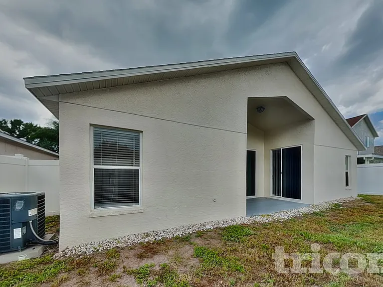 10041 Creek Bluff Dr — Photo 16