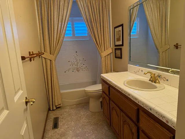 Halllway Full Bath