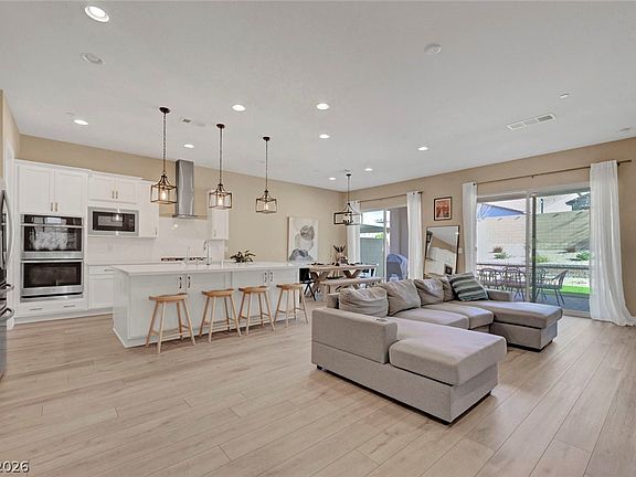 2nd image of 552 Comodo St