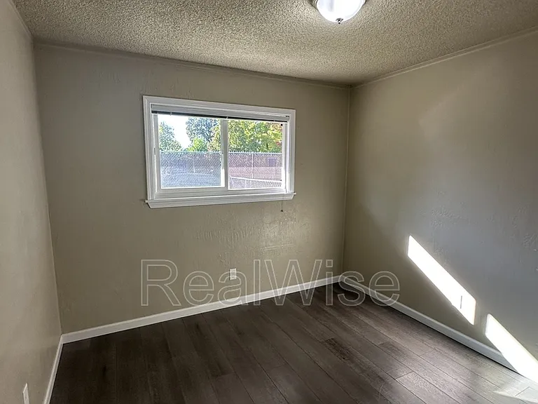 719 SW Bridge St — Photo 17
