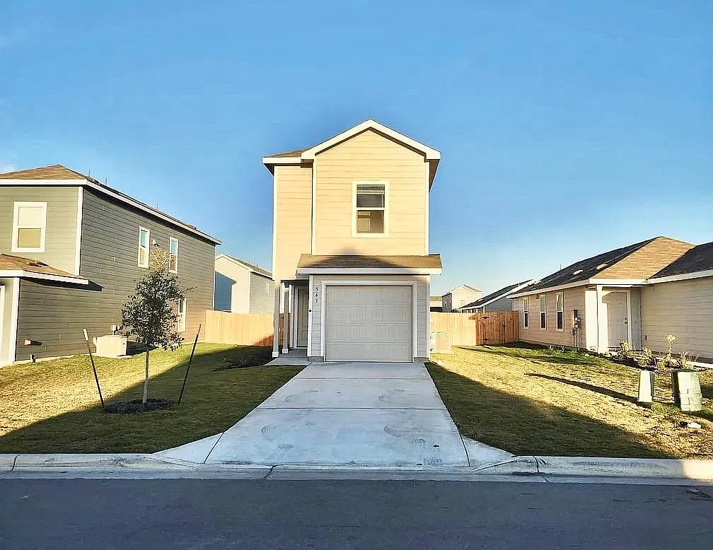 4 bed, 2.5 bath, 1599 sqft, $1,799 — Photo 1