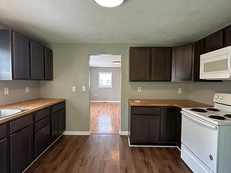 2700 E Memorial Dr — Photo 5