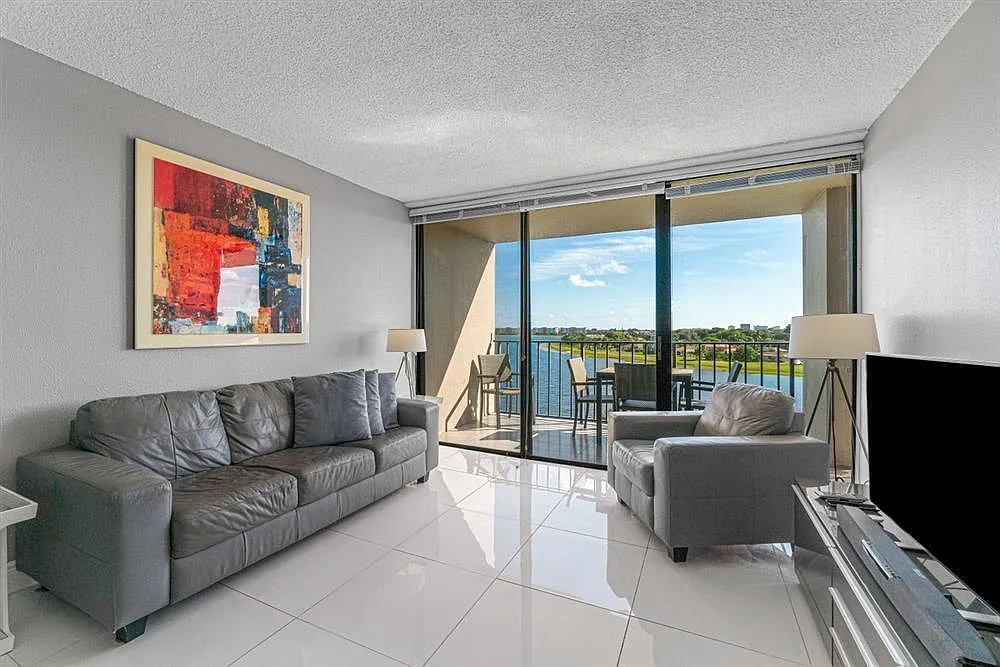 1 bed, 1.5 bath, 769 sqft, $2,100 — Photo 2