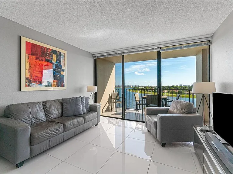 1830 Embassy Dr #613 — Photo 2