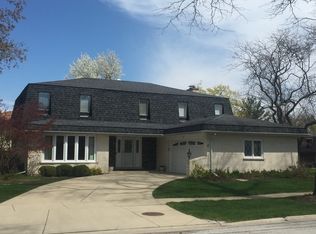 2 W Hiawatha Trl, Mount Prospect, IL 60056
