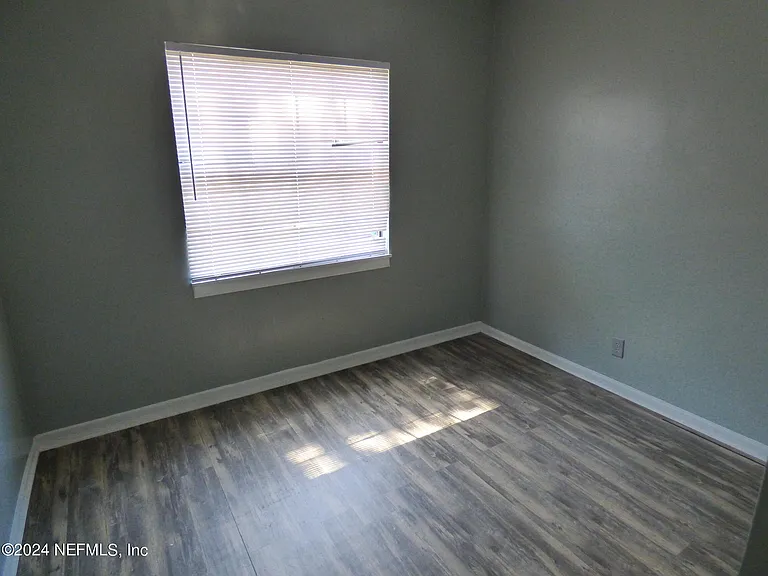 516 E 58th St — Photo 10