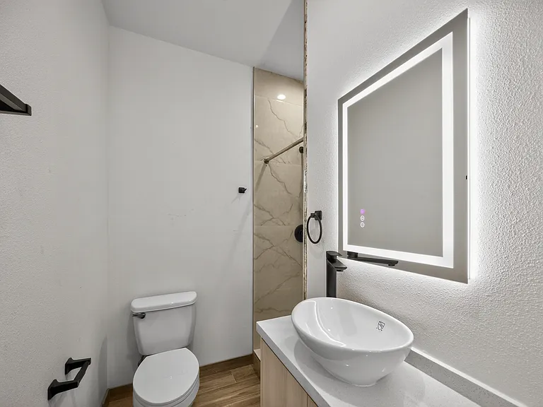 Fully Furnished Housing: 1419 W 35th St — Photo 29