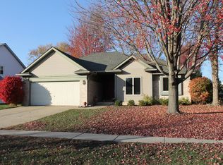 811 Locust Ct, Chatham, IL 62629