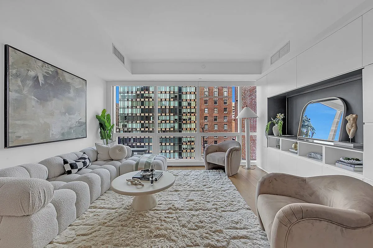 2628 Broadway APT 9A photo 1