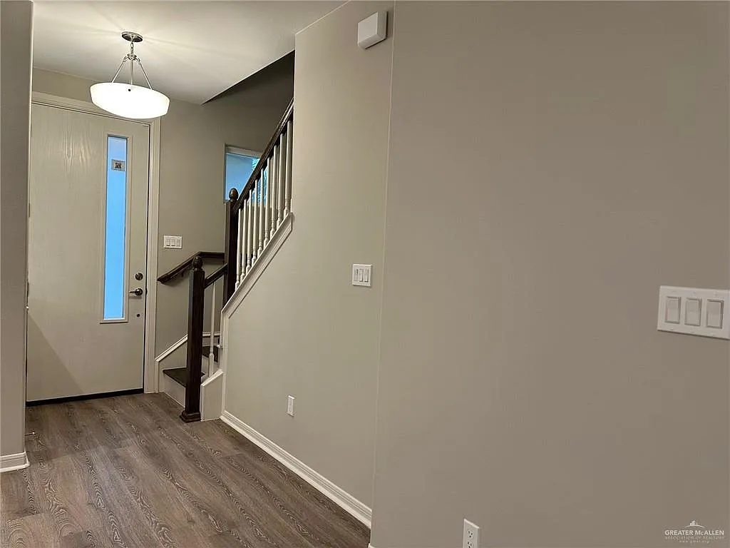 3 bed, 2.5 bath, 2025 sqft, $2,500 — Photo 3