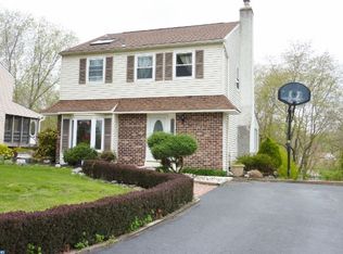 2418 E Colonial Dr, Upper Chichester, PA 19061