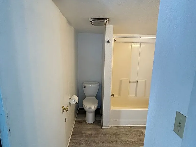 226 N Line St — Photo 16