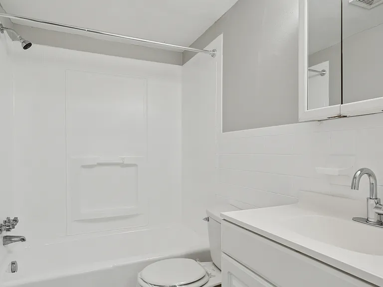 Rosedale Court Apartments — Photo 10