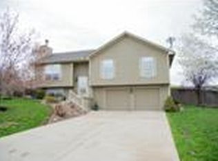 1304 Pinoak Ct, Pleasant Hill, MO 64080